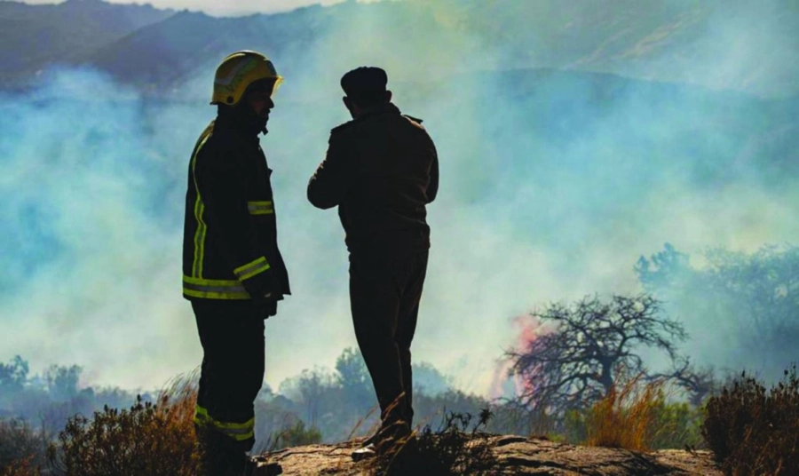 






رجلا دفاع مدني خلال مباشرة الحريق                            (مكة)