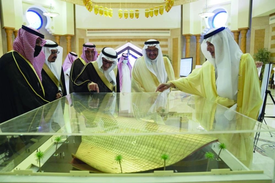 






 .. ويطلع حمد آل الشيخ على المجسم