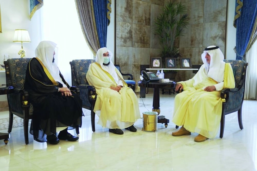 






 أمير مكة خلال لقائه عبدالرحمن السديس