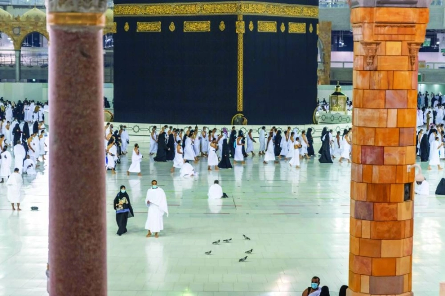 معتمرون يؤدون الطواف أمس (مكة) 