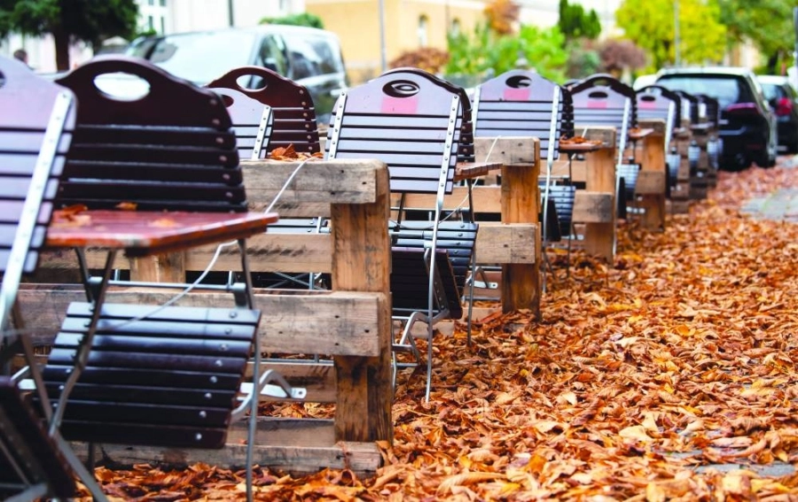 طاولات خالية خارج مطعم مغلق في ألمانيا، بعد توقف الحياة العامة في إطار إغلاق استمر أربعة أسابيع لوقف ارتفاع حالات الإصابة بفيروس كورونا
