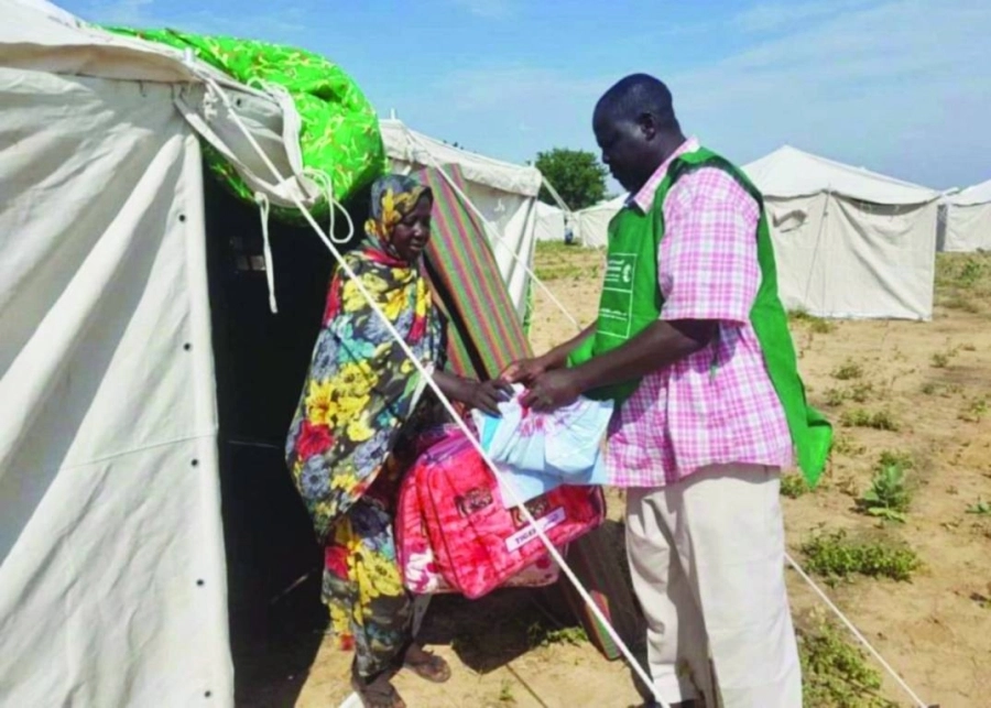 



متطوع يسلم مساعدات لامرأة سودانية               (واس)