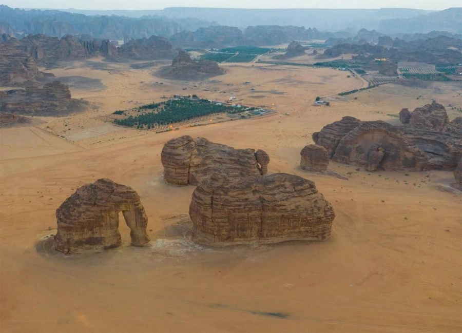 من الصخور الأثرية بالعلا (مكة)