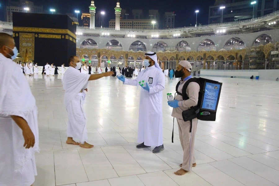 






من توزيع عبوات زمزم على المعتمرين                     (مكة)