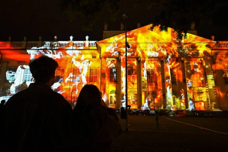 






أحد المتاحف الأمريكية يتزين بصور الانتخابات (د ب أ)