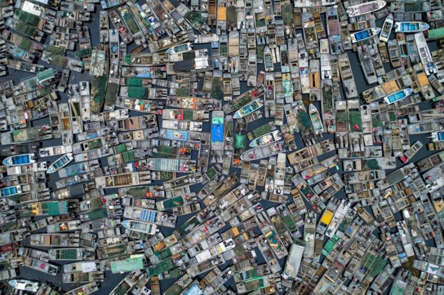 منظر جوي يظهر قوارب صيد في الصين تنتظر الهدم القادم في بحيرة هونغتسه التي سيحظر فيها جميع أنواع الصيد.
