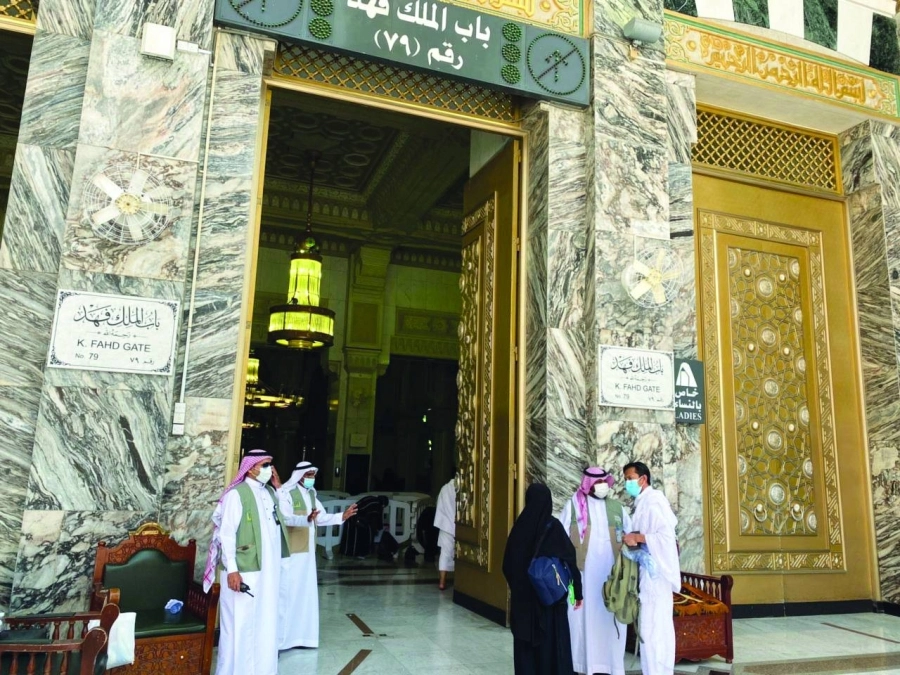 من الإجراءات الاحترازية بأبواب المسجد الحرام (مكة) 
