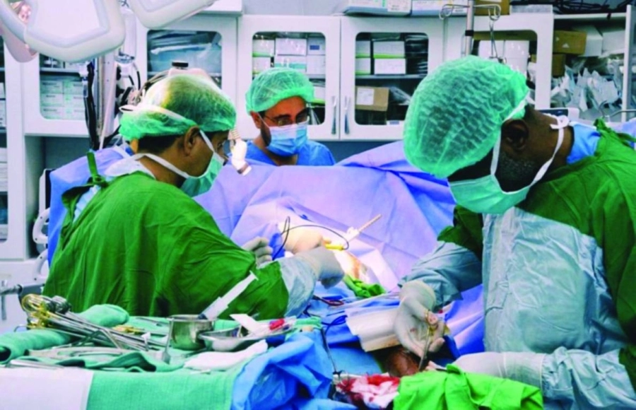 الفريق الطبي يجري عملية قلب مفتوح  (واس)