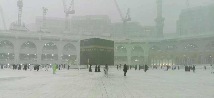 معتمرون داخل صحن المطاف بالمسجد الحرام وسط أمطار غزيرة شهدتها العاصمة المقدسة أمس
