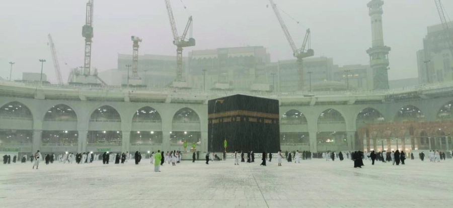 معتمرون داخل صحن المطاف بالمسجد الحرام وسط أمطار غزيرة شهدتها العاصمة المقدسة أمس
