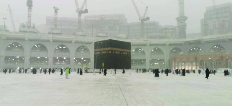 معتمرون داخل صحن المطاف بالمسجد الحرام وسط أمطار غزيرة شهدتها العاصمة المقدسة أمس
