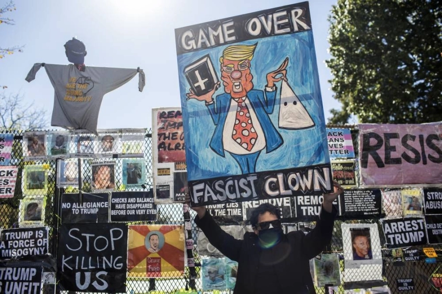 






مؤيدون لبايدن يحملون لافتات ضد ترمب                                                                            (د ب أ)