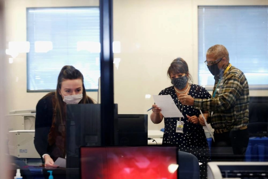 






من عمليات الفرز في الانتخابات الأمريكية                                       (مكة)