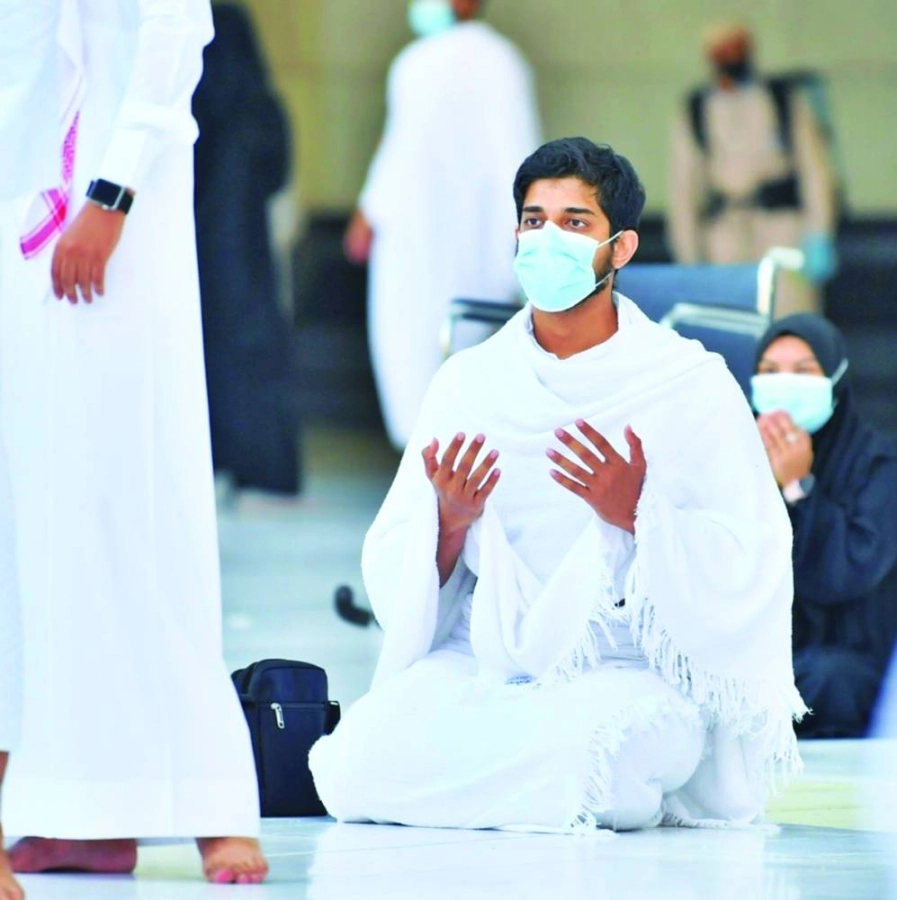 معتمرون يرفعون أكفهم بالدعاء (مكة)