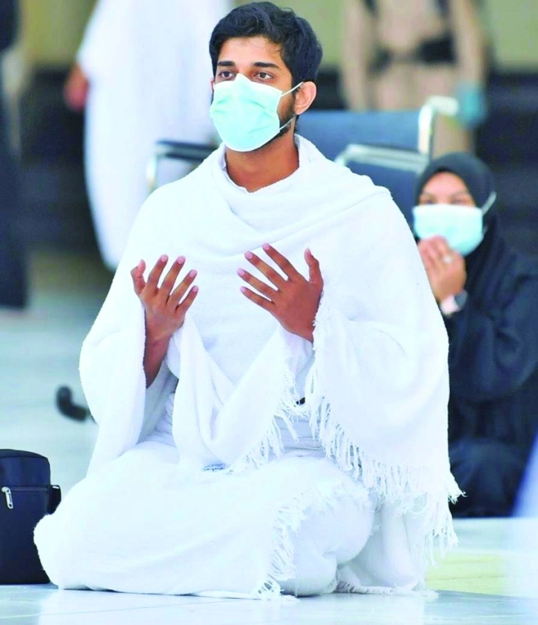 






معتمرون يرفعون أكفهم بالدعاء