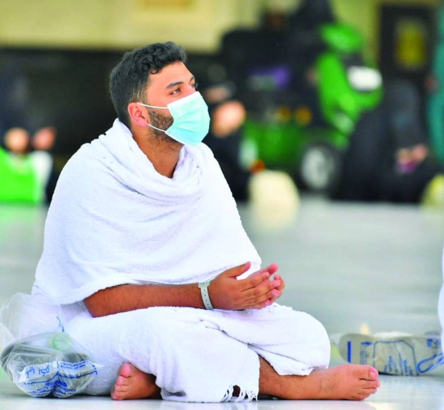 معتمرون يرفعون أكفهم بالدعاء (مكة)