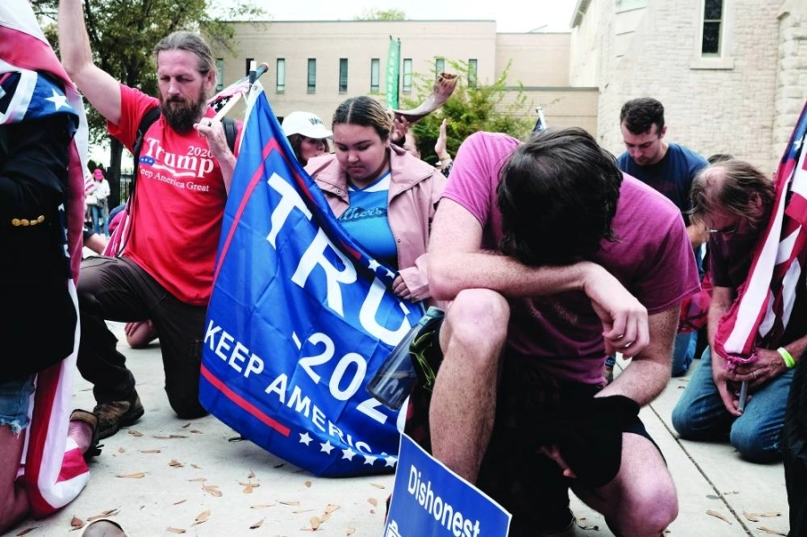 






الحزن يبدو على وجوه أنصار ترمب         (د ب أ)