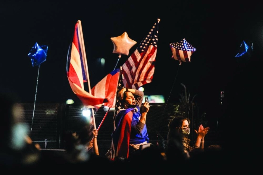 






أنصار بايدن يحتفلون بانتصاره          (د ب أ)