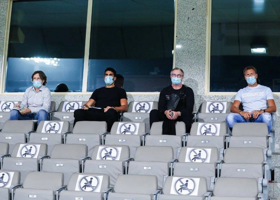 






هيرفي ومساعدوه أثناء متابعتهم مباراة النصر والقادسية أمس الأول                                                                                 (مكة)