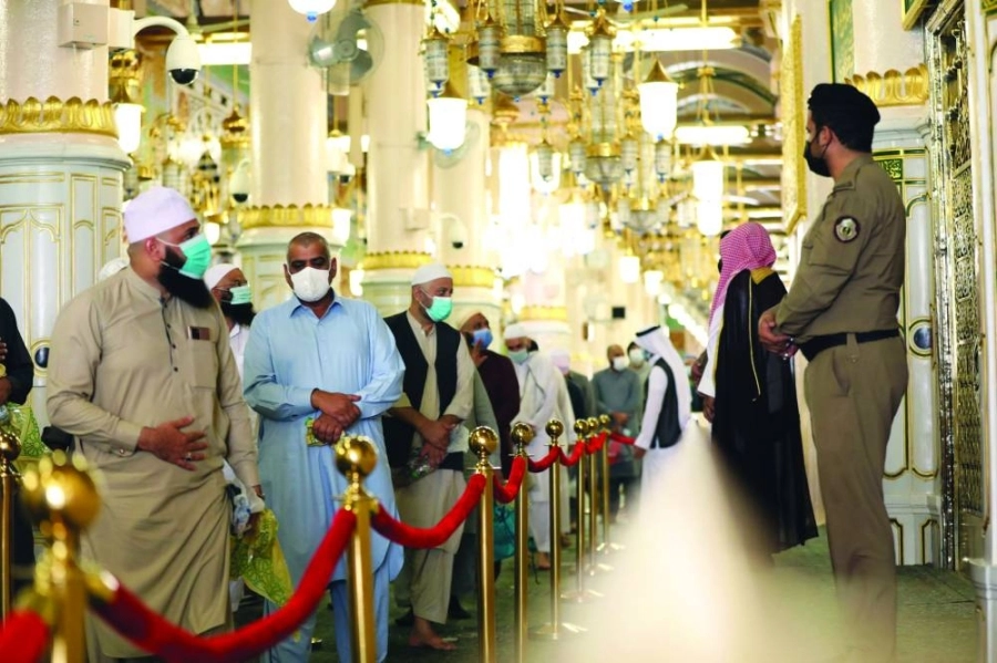 معتمرون خلال وصولهم للمسجد النبوي (مكة) 