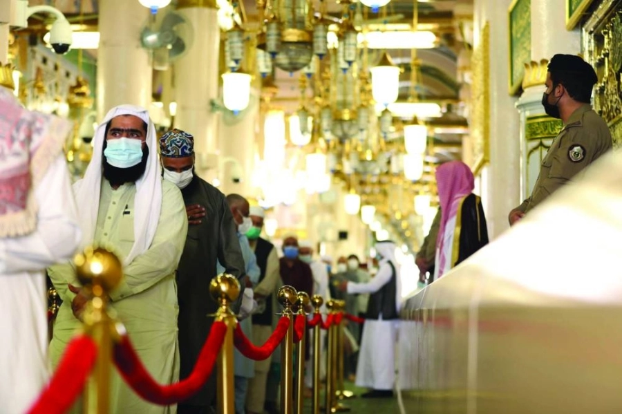 






معتمرون خلال وصولهم للمسجد النبوي                 (مكة)