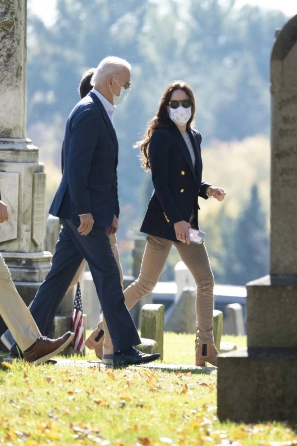 






بايدن وزوجته يزوران قبر العائلة بعد الفوز