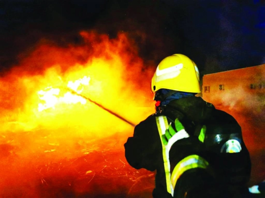 رجل دفاع مدني خلال إطفاء حريق (مكة)