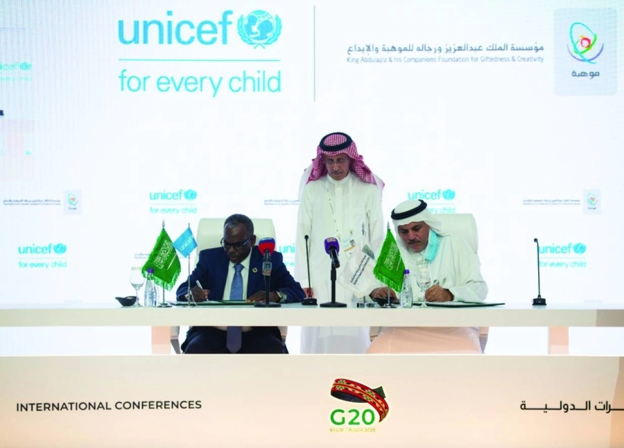 






من توقيع الاتفاقية                            (ياسر بخش)