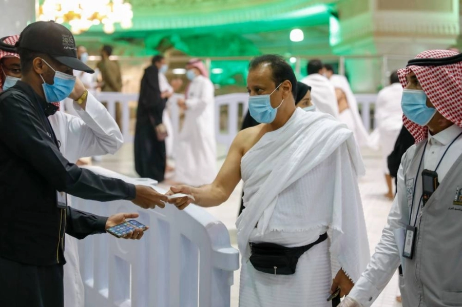 






مستفيدون من تطبيق تنقل لحجز العربات بالمسجد الحرام                                             (مكة)