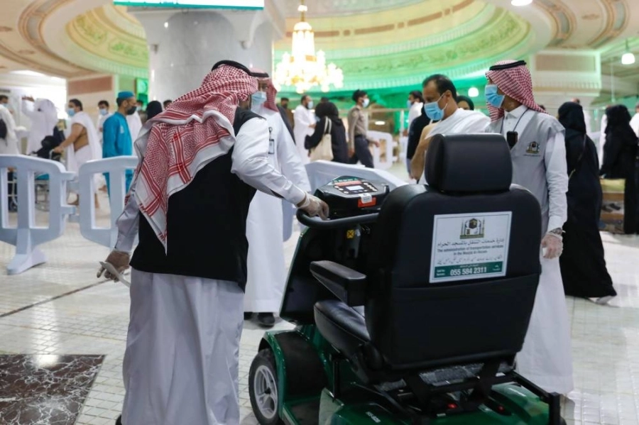 مستفيدون من تطبيق تنقل  (مكة)