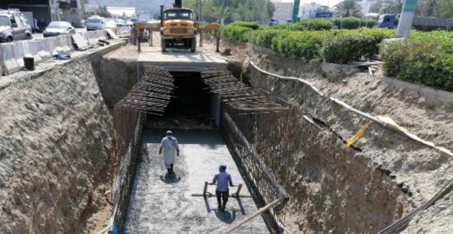 






جانب من الأعمال في قنوات تصريف مياه السيول                                             (مكة)