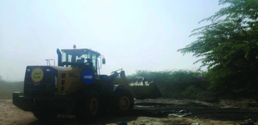 الفرق الرقابية والأمنية خلال مداهمة المو قع (مكة)