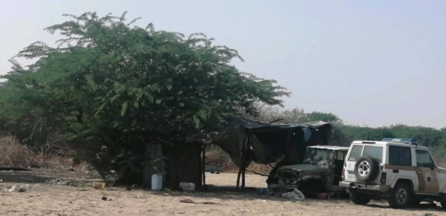 الفرق الرقابية والأمنية خلال مداهمة المو قع (مكة)