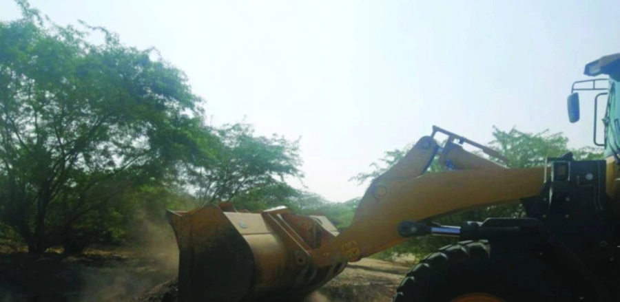 الفرق الرقابية والأمنية خلال مداهمة المو قع (مكة)