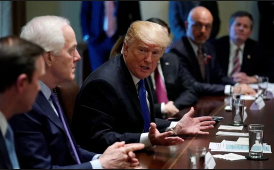 






ترمب مع كبار مستشاريه