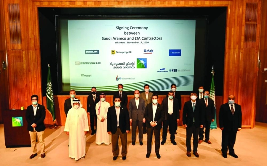 



مسؤولو أرامكو مع ممثلي الشركات الثماني                                    (أرامكو)