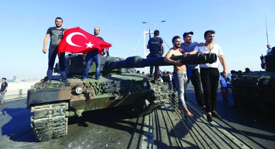 الدبابات في الشوارع بعد الانقلاب الفاشل          (مكة)