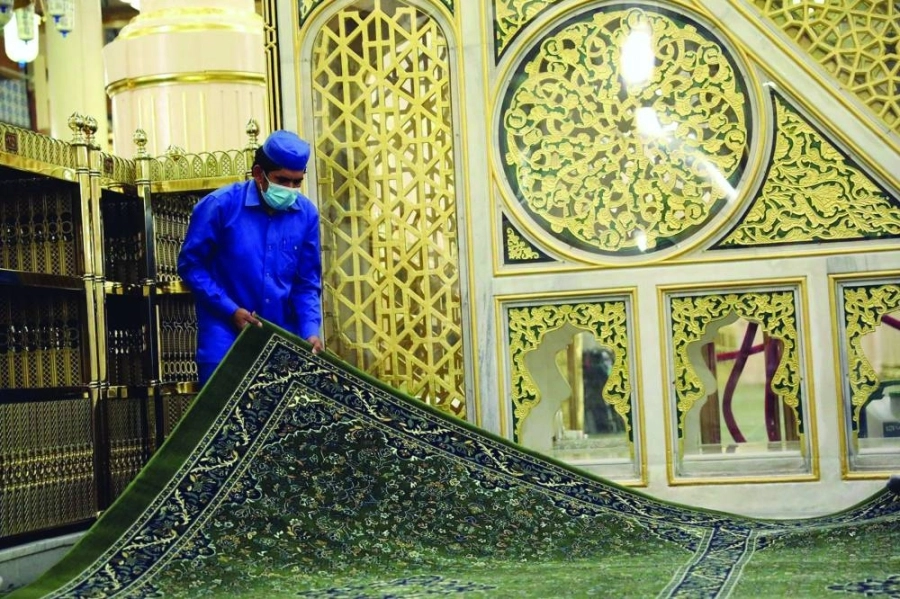 عامل خلال فرش السجاد الفاخر                                                                                                                                                                                 (مكة)