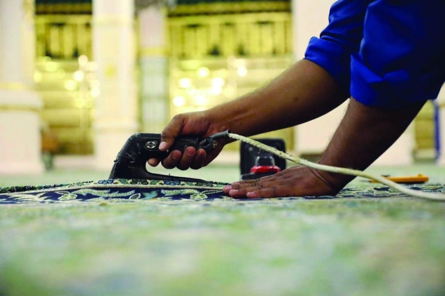 من تجهيز السجاد الفاخر                                                                                                                                                                                  (مكة)