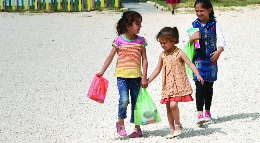 ثلاث طفلات ممن استفدن من مساعدات مركز الملك سلمان للإغاثة يحملن أحلامهن الصغيرة بالتعلم وآمالهن الكبيرة في بناء المجد لأنفسهن.
