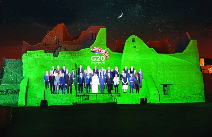 صورة جماعية تاريخية افتراضية لقادة  مجموعة العشرين عرضت أمس على جدران حي الطريف بالدرعية             (مجموعة العشرين)                      