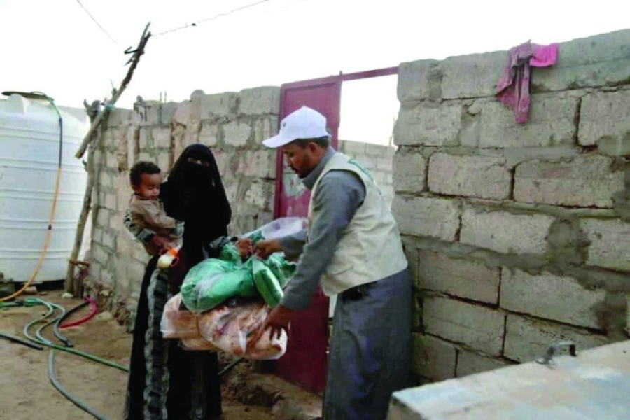 






متطوع يسلم يمنية الحقيبة الشتوية                (واس)