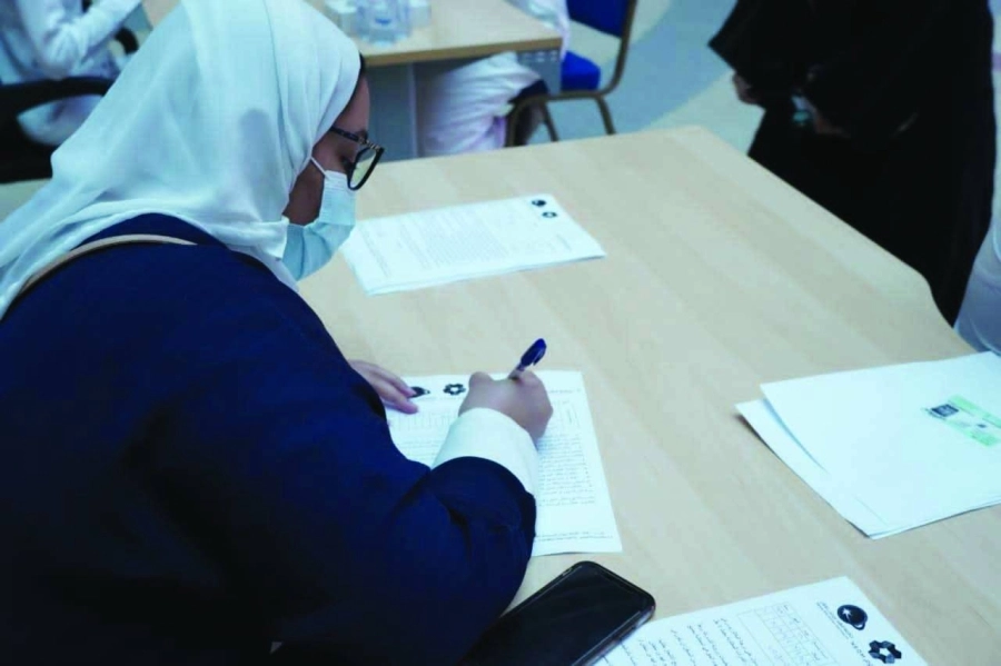 إحدى الطالبات خلال اختبار القبول           (مكة)