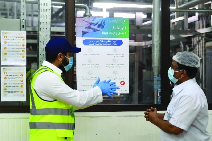 فرق هيئة الغذاء خلال الزيارات التفتيشية                                        (مكة)