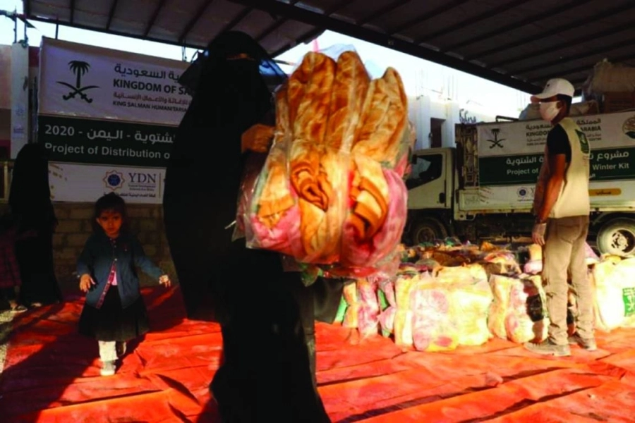 يمنية تحمل بطاطين لمواجهة الشتاء     (واس)