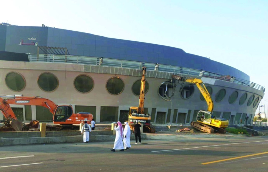 آليات خلال شروعها في الإزالة أمس (مكة) 