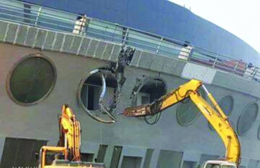 






آليات الأمانة خلال شروعها في الإزالة أمس                          (مكة)