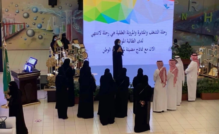 الدكتورة مها السليمان صباح أمس بزيارة لإدارة تعليم جدة