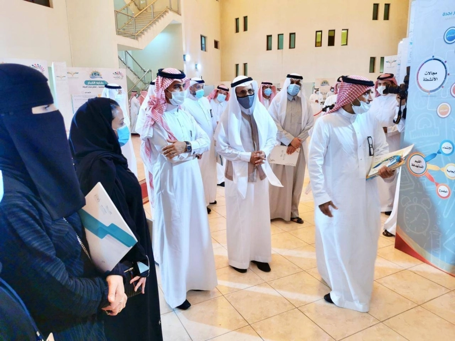الدكتورة مها السليمان صباح أمس بزيارة لإدارة تعليم جدة