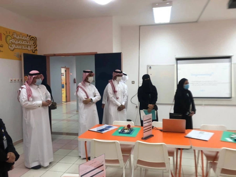 الدكتورة مها السليمان صباح أمس بزيارة لإدارة تعليم جدة